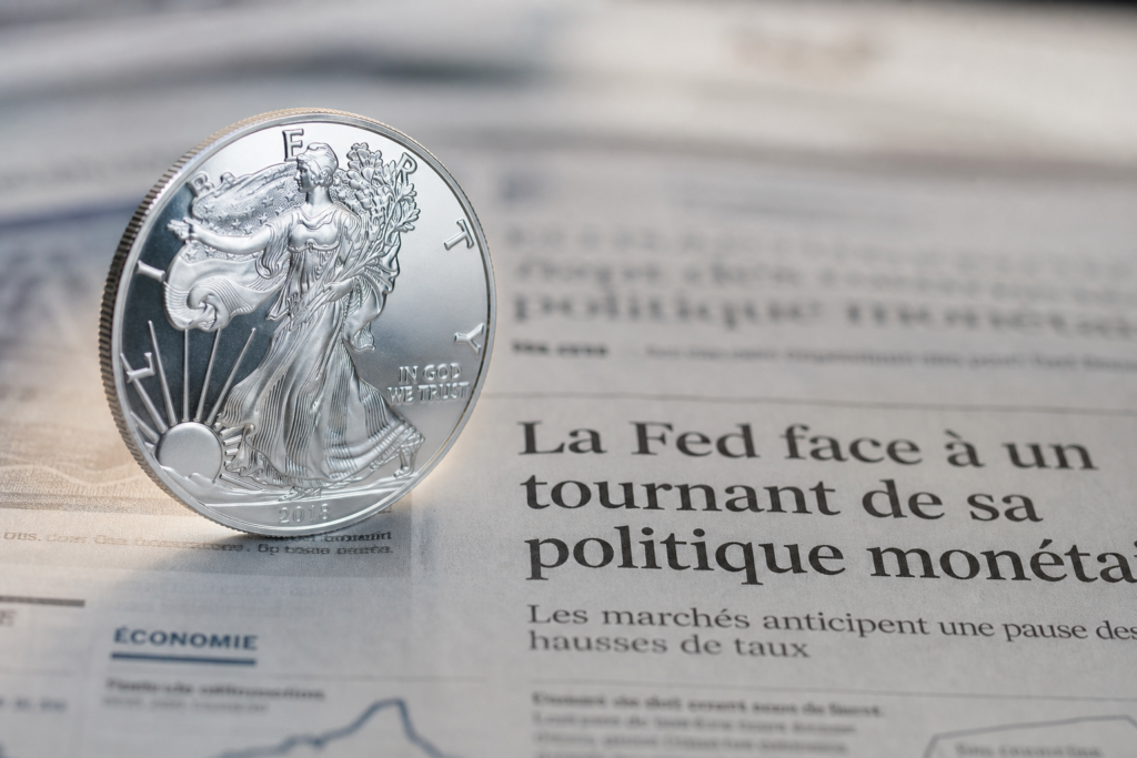 L’argent chute sous 57 dollars avec le tour de vis monétaire attendu de la Fed