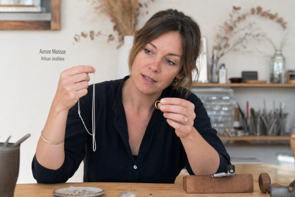 Aurore Morisse explique comment reconnaître les bijoux en argent et en or Aurore Morisse explique comment reconnaître les bijoux en argent et en or