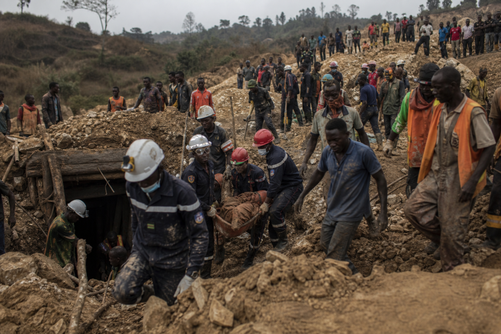 L’effondrement d’une mine d’or tue au moins 100 personnes en Centrafrique L’effondrement d’une mine d’or tue au moins 100 personnes en Centrafrique