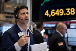L’or glisse sous 4 650 dollars, le marché attend Kevin Warsh à Jackson Hole