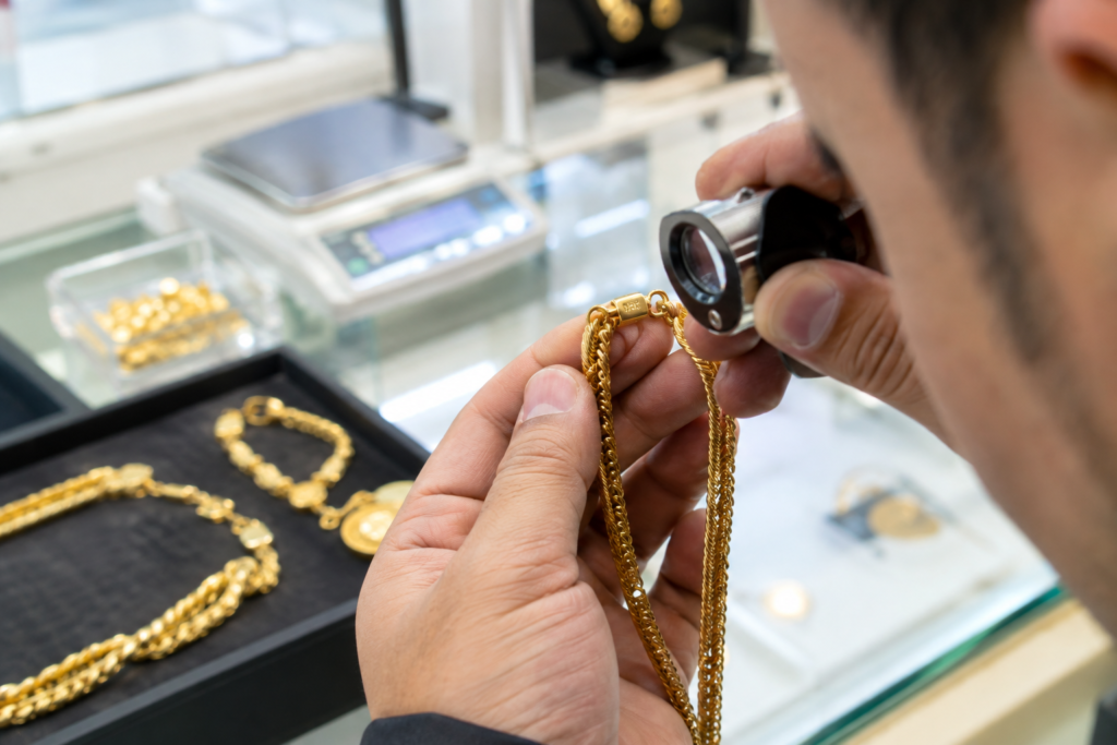 Vendre ses bijoux en or : les vérifications à faire avant de passer à la caisse
