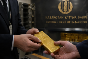 Le Kazakhstan achète 7 tonnes d’or en août et accélère le rythme de ses réserves